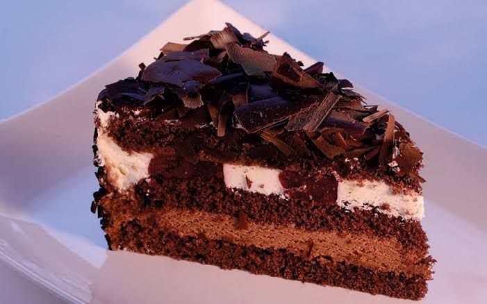 VİŞNELİ KARAORMAN PASTA